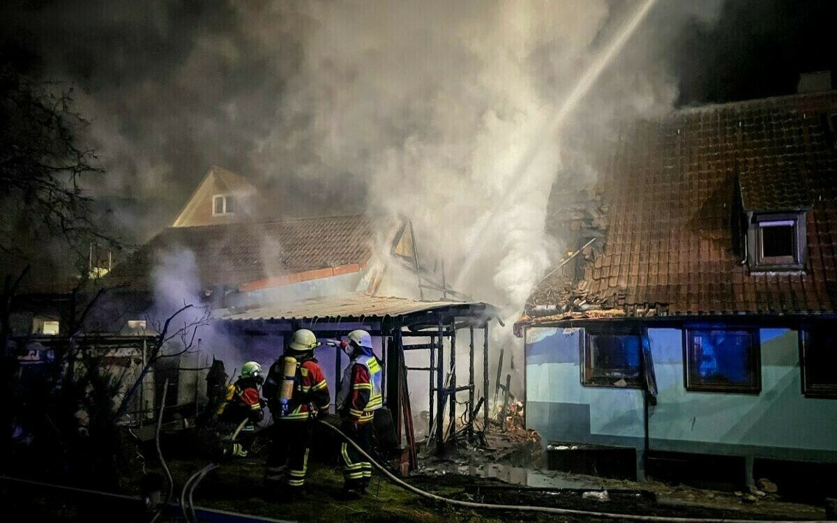 In Marktheidenfeld löscht die Feuerwehr einen Brand an einem Schuppen In Marktheidenfeld löscht die Feuerwehr einen Brand an einem Schuppen